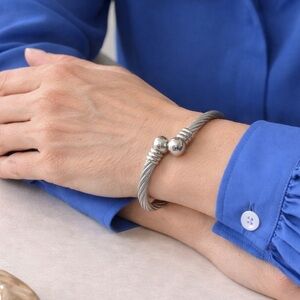 Silver tone plated cuff cable bracelet 🩶